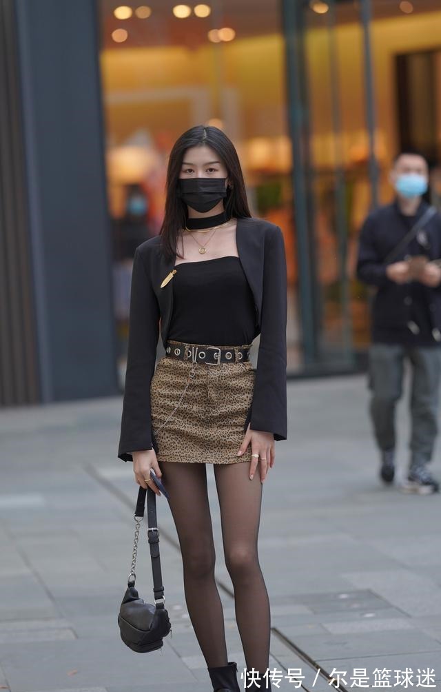 短靴 年轻女孩怎么穿更时髦豹纹半身裙+混搭风,轻松打造个性魅力!