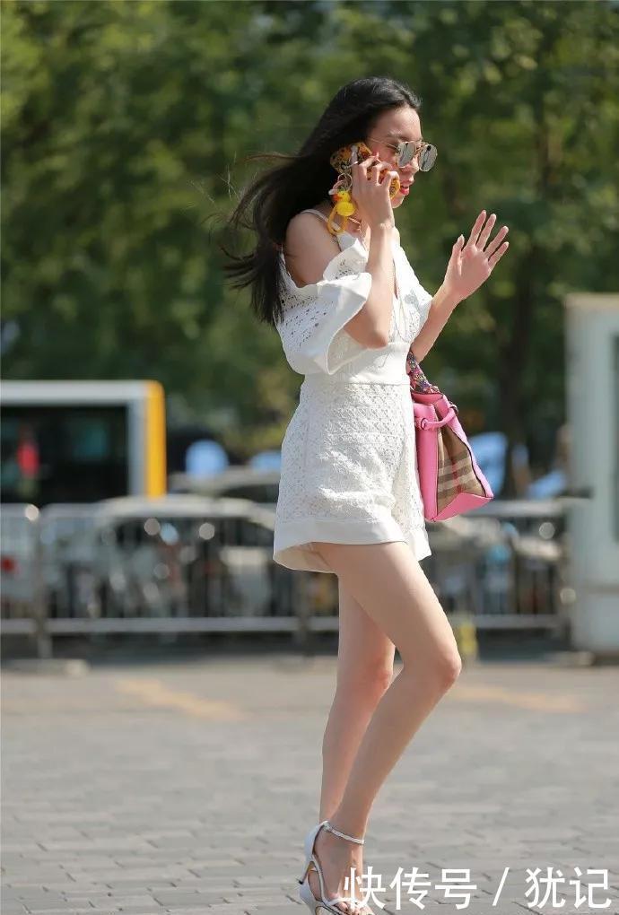 美女搭配一双裸粉色的高跟鞋,整体浅色系的色调非常柔和