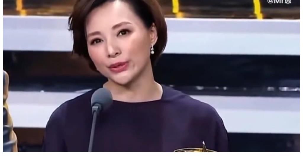 董卿|《朗读者》第三季回来了，董卿咏梅同框走出，优雅和知性相得益彰