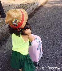 孩子|4岁女儿独自拿行李进幼儿园,爸爸拍下背影后,忍不住流泪:心疼