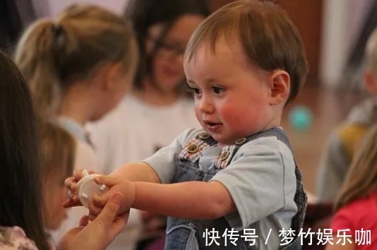 爸妈|孩子被欺负,“打回去和告诉老师”都没用,聪明爸妈这么做