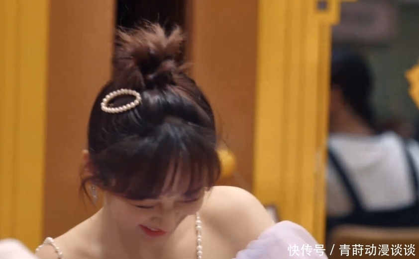 那英 杨紫被那英三掌“拍”出镜头外,吓出表情包,只因饰演过小夏雪