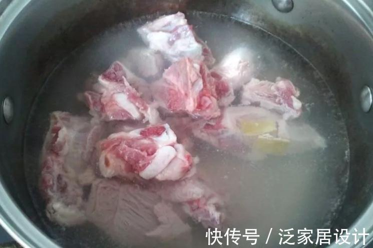 排骨炖莲藕怎么做不发黑?莲藕下锅前多做一步,汤汁浓郁不黑