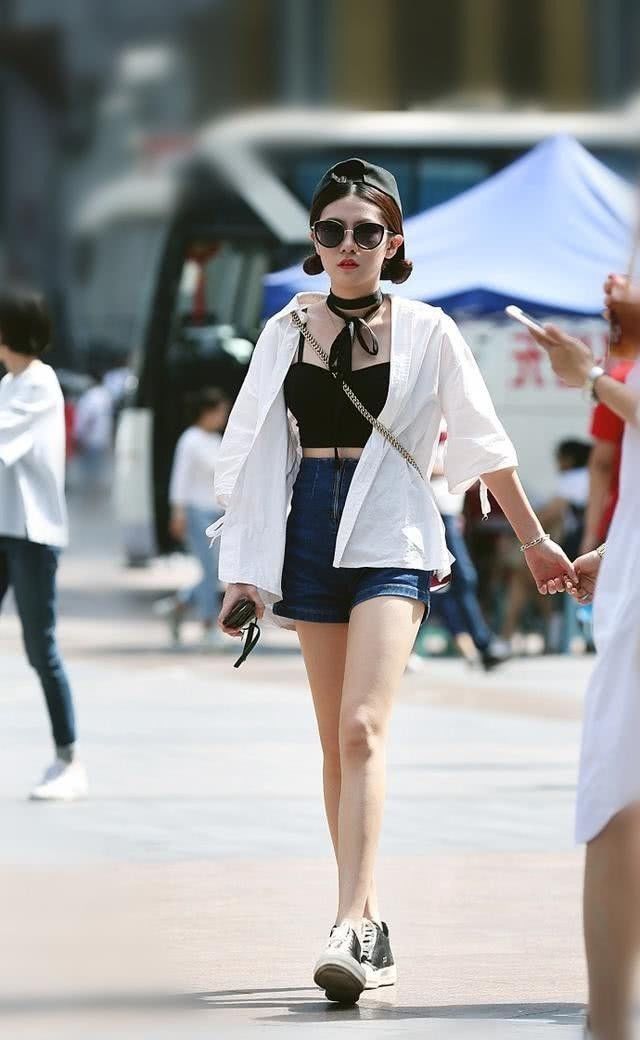 街拍:小美女休闲风的搭配舒适又拉风,展现出一种清新自然的美