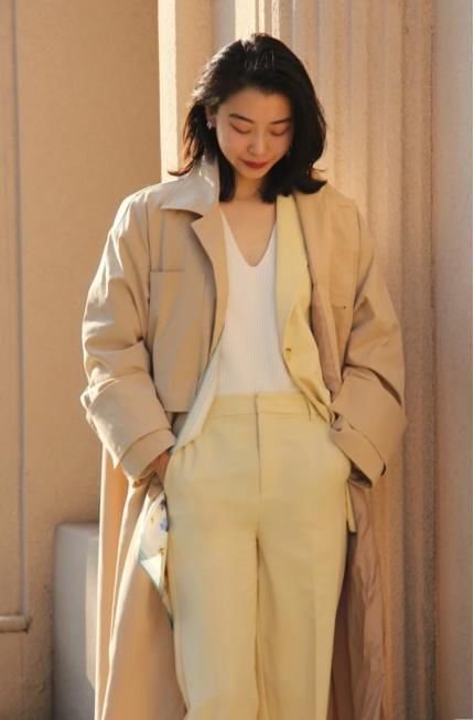 风衣穿得美不美，关键看内搭，早春选择这几款就对了