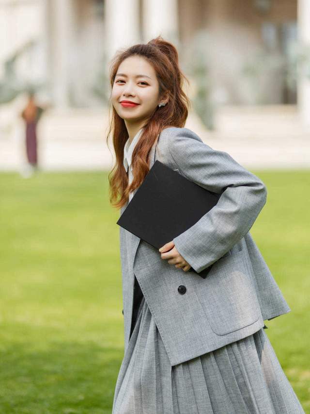 衣橱|气质女神衣橱里必备的衣服款式，西服和连衣裙，不光百搭还高级