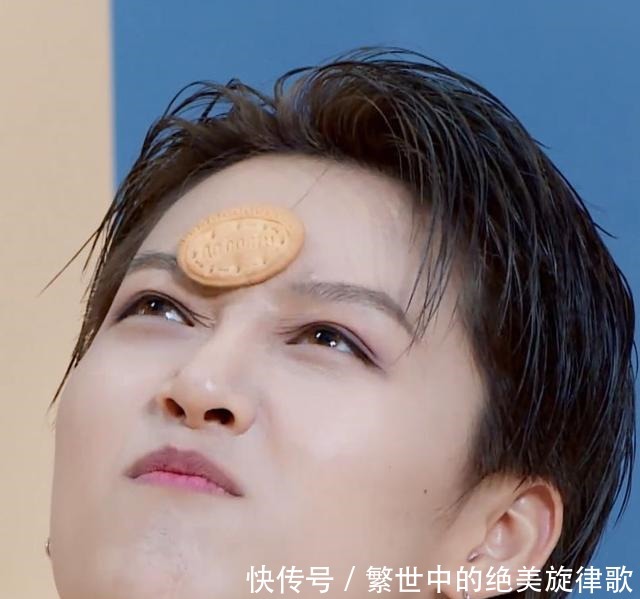 同样是吃饼干,刘雨昕很可爱,看到秦牛正威的表现,谁能忍住不笑