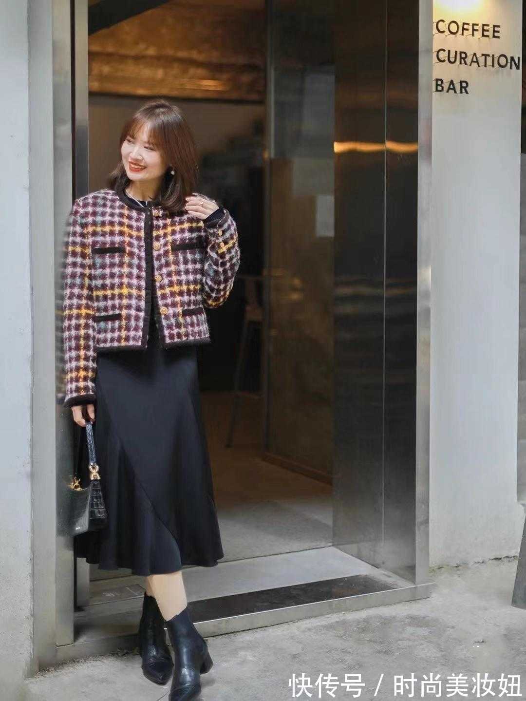 女生们|160的小个子,建议多穿“短外套+半身裙”,显高又提升气质