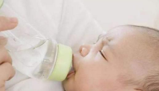 什么时候给新生儿添加辅食最合适?一定不能早于这个时期