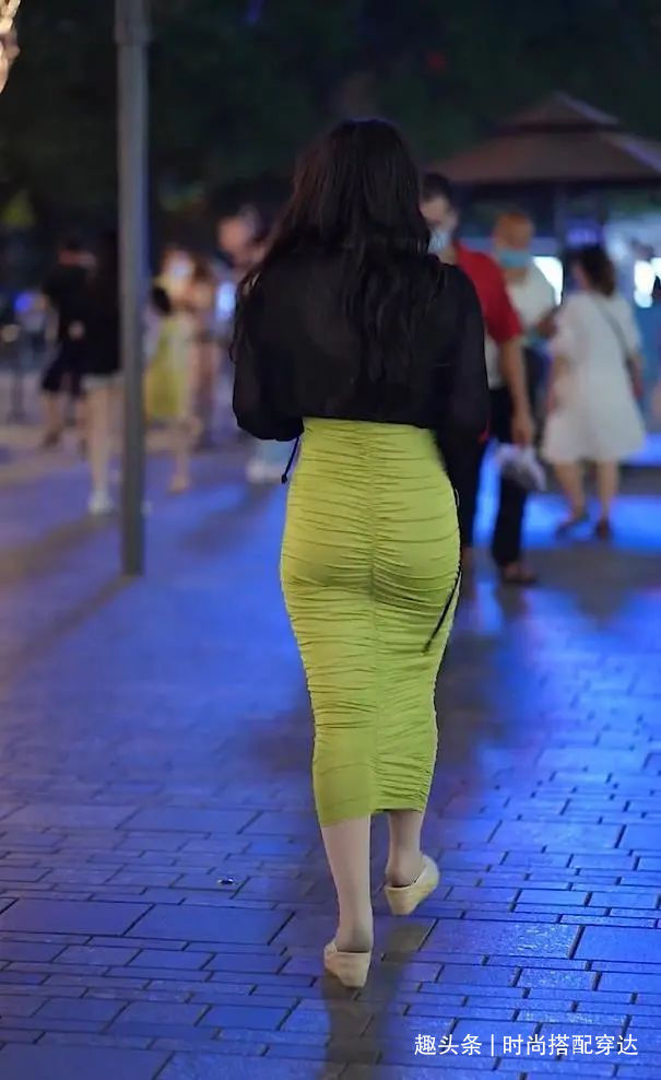 黑色小外套搭配U领裙,穿出“梨形身材”永不过时