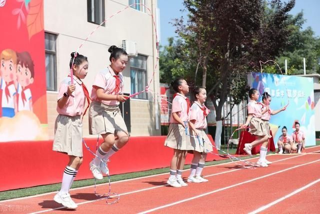 医生|每天跳绳3000只为长高,医生却紧急喊停,怎样让娃长高“不伤身”