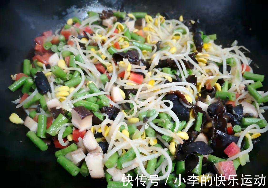 天冷了,我家三口午餐这样吃,主食和菜一锅出,好吃热乎还省事!