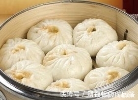 蒸包子|蒸包子用冷水上锅还是热水 教你一招, 包子香软蓬松不粘锅