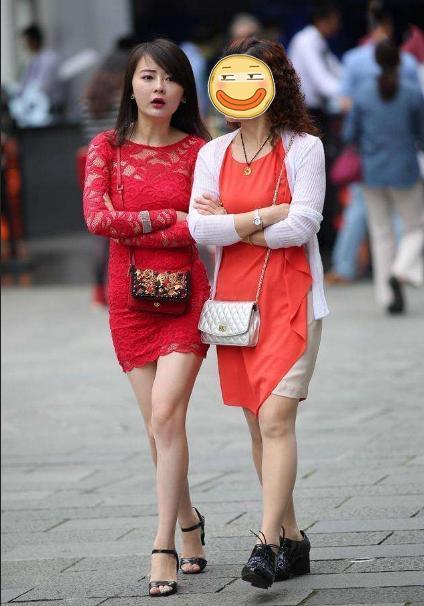 街拍红色蕾丝连衣裙,洋气减龄又时尚