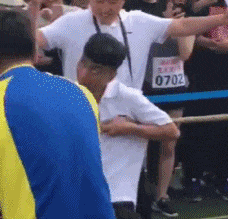 |搞笑GIF:好了 表演结束了 同学们都辛苦了