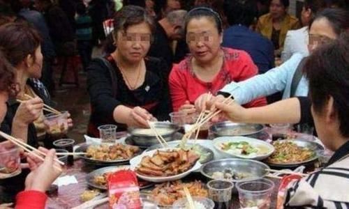 弊端|奶奶带孙子吃宴席,结束后却遭全村人拉黑:孩子教好了再带出来