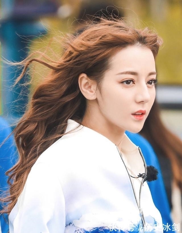 郭碧婷|“羊毛卷”就要过时了,“漫画卷”才是今冬最火发型,减龄显脸小