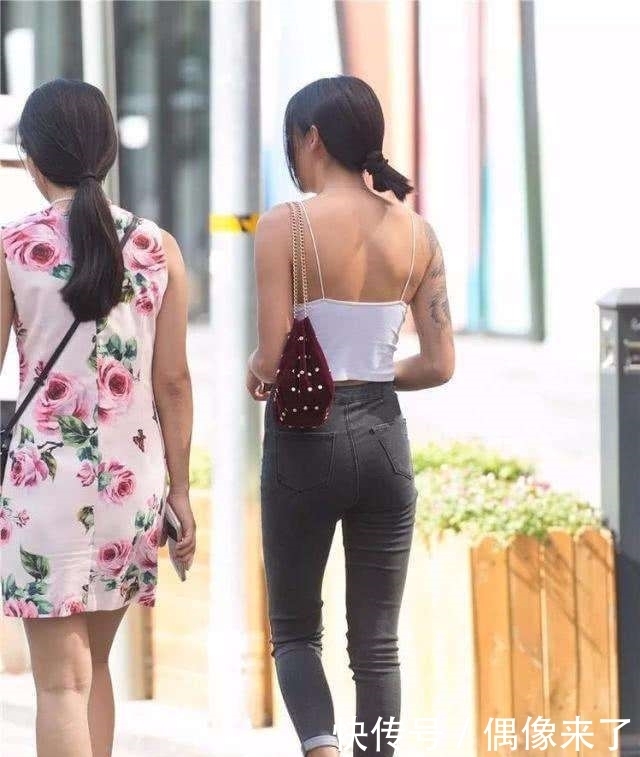 御姐|路遇一成熟御姐,牛仔裤加白色吊带,网友:这才是女人的样子!