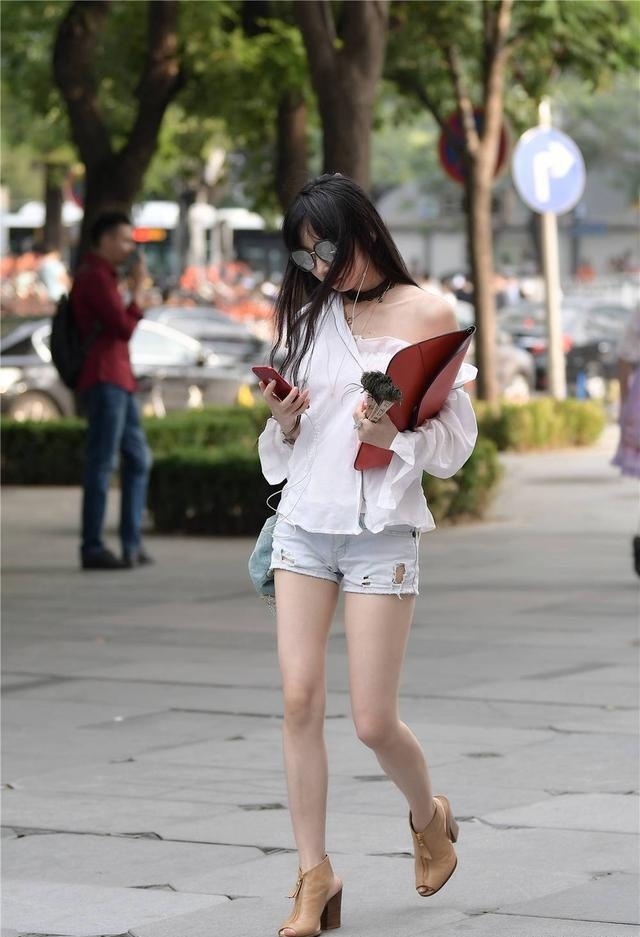 身材 牛仔短裤搭配白色衬衣,粗跟鱼嘴鞋,苗条骨感的身材搭配轻松