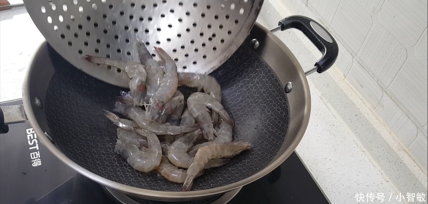 方法|油焖大虾不要直接闷,按小鱼的方法做,又鲜又嫩,还没有腥味