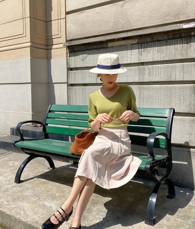 时髦|不爱穿凉鞋的女人看过来,今夏流行这三款单鞋,时髦舒适还百搭
