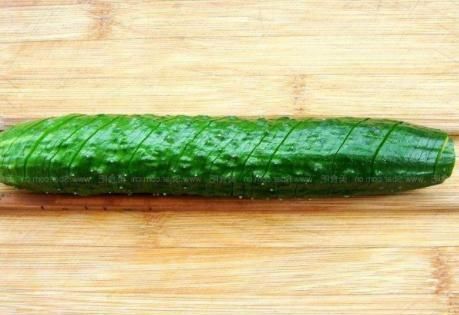 为啥饭店的拌黄瓜好吃?原来做法如此简单,学会春节待客露一手