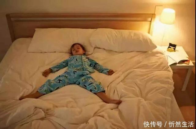 动作|“小点声,等会儿醒了你哄啊”,爸爸的动作,让妈妈笑喷了