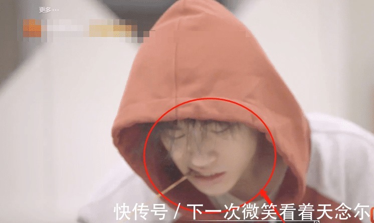 美颜|易烊千玺睡前撸串，节目组忘了给美颜，这小胡子是认真的吗