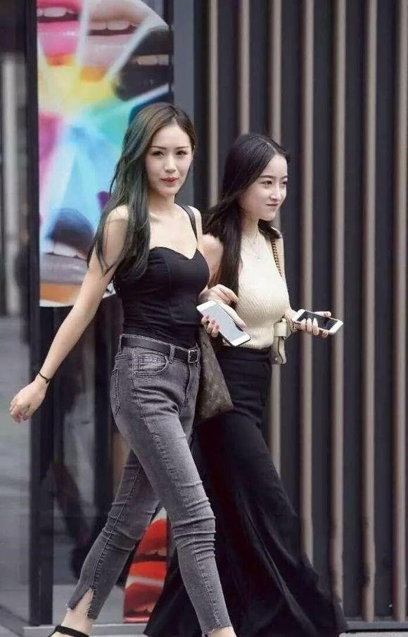 逛街|街拍:碰到两个小姐姐逛街!一个清纯一个性感,你喜欢哪一个!