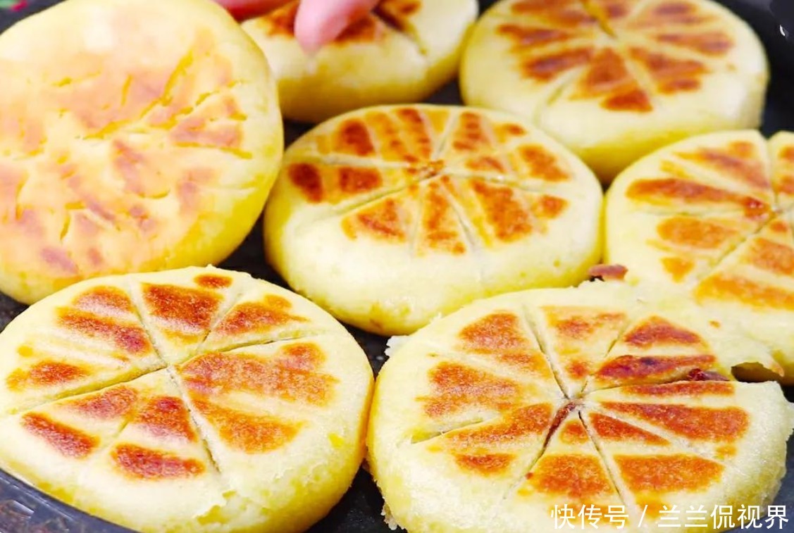 把玉米面倒进滚烫开水里，制成小饼，隔三差五吃一次，真香