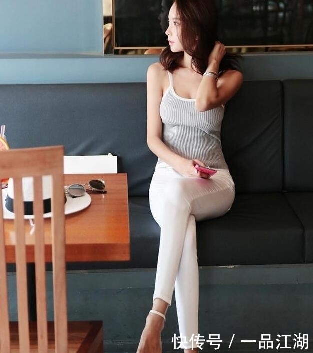 紧身牛仔裤美女，穿出紧致动人曲线，显得十分好看！