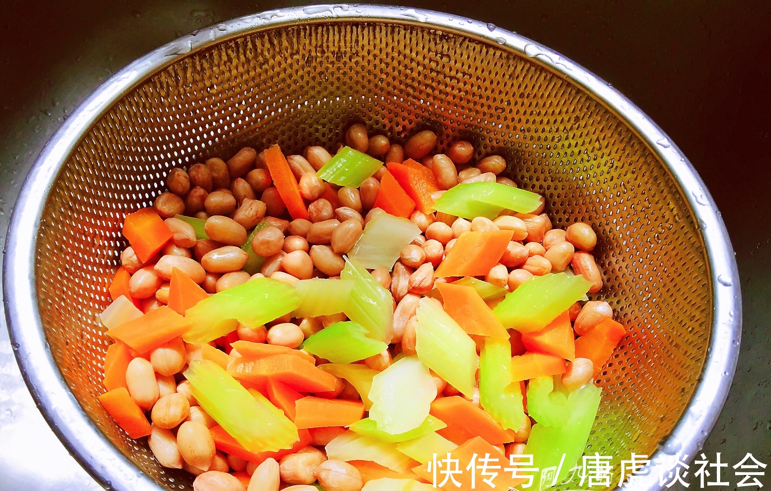 水煮花生|水煮花生米都放什么调料?30年大厨:别只会加盐,这样做才好吃