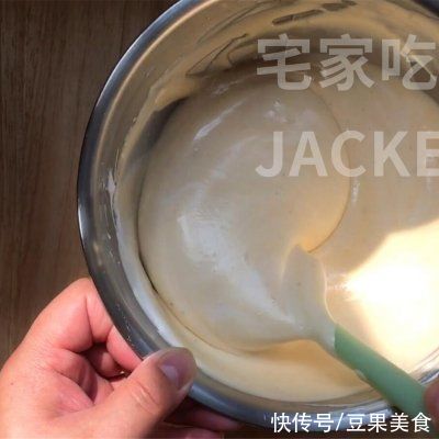 香蕉古早蛋糕，香甜松软，满室飘香，口感如棉花般的轻柔，超好吃