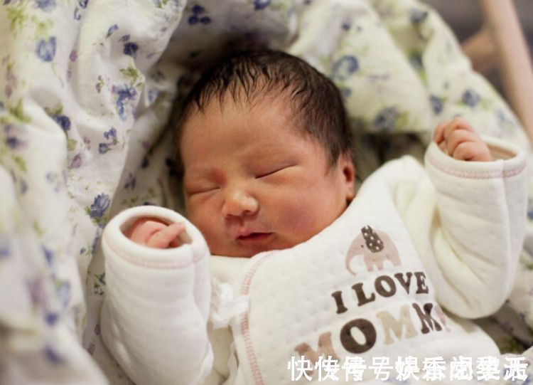 哺乳|母乳妈妈“躺喂”成常态,小婴儿深受其苦,怎样喂宝宝更合适?