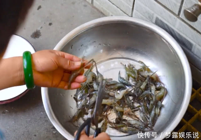  野味|刚从河里捞出的野味，半小时内用白酒腌制生吃，鲜美味道真是好