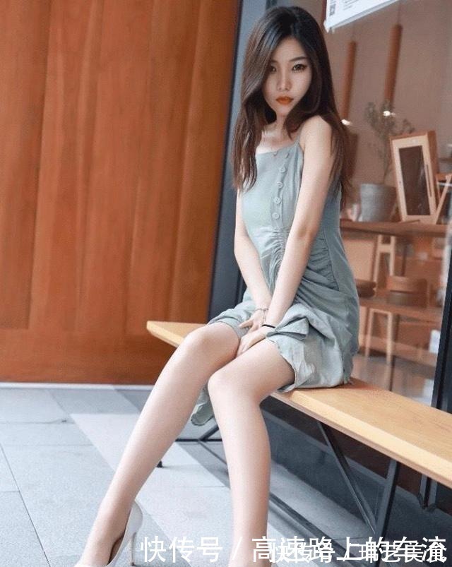 清纯|姐姐穿着吊带裙,从清纯到成熟,给人一种新鲜的感觉