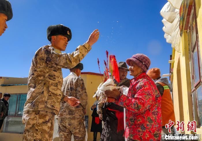 西藏阿里军分区慰问驻地群众共迎藏历新年