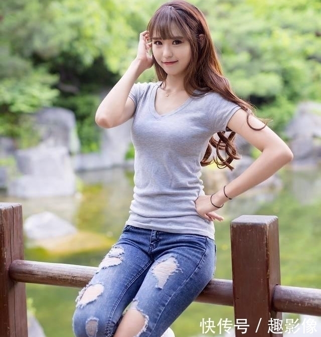 栀子|飘逸潇洒的紧身牛仔裤小姐姐，展现身材的苗条感，彰显自然美！