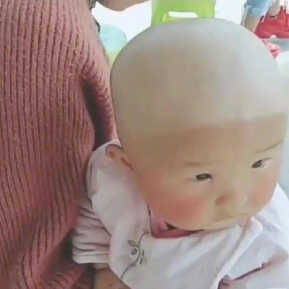 宝妈带着孩子学车,半个月后孩子摘下帽子教练都笑喷