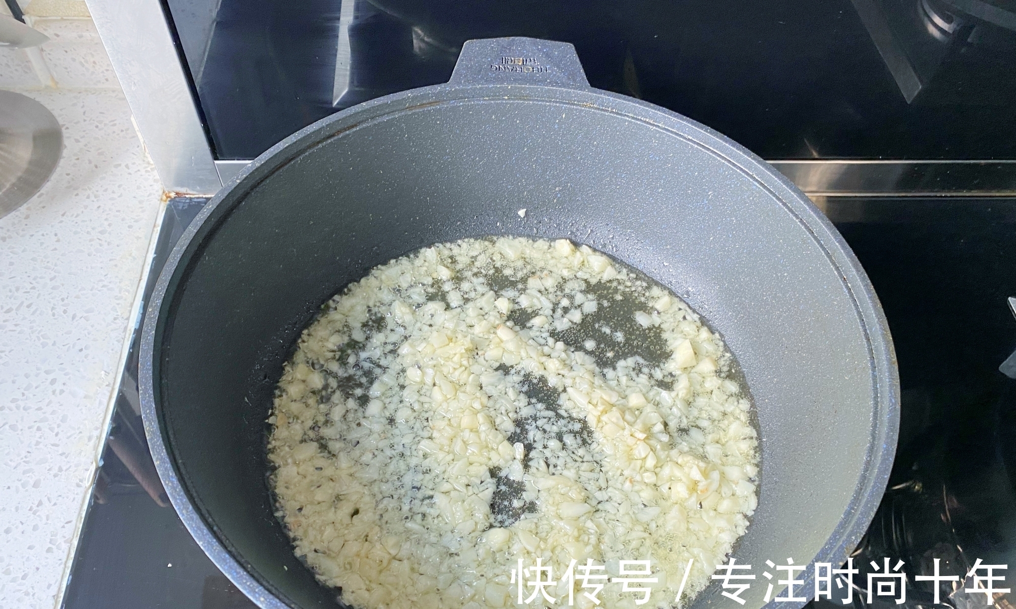入味|蒜蓉粉丝蒸虾,粉丝不要焯水记住1招,虾肉鲜嫩粉丝入味又好