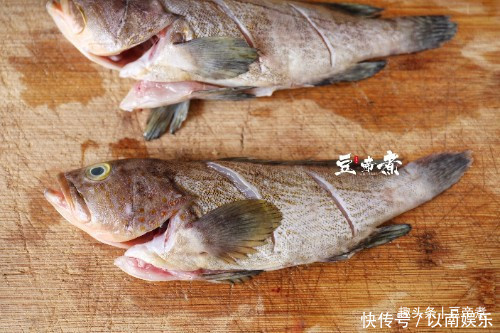 煮鱼汤时,要记得这两个步骤,才能奶白好喝,鱼肉还鲜嫩好吃