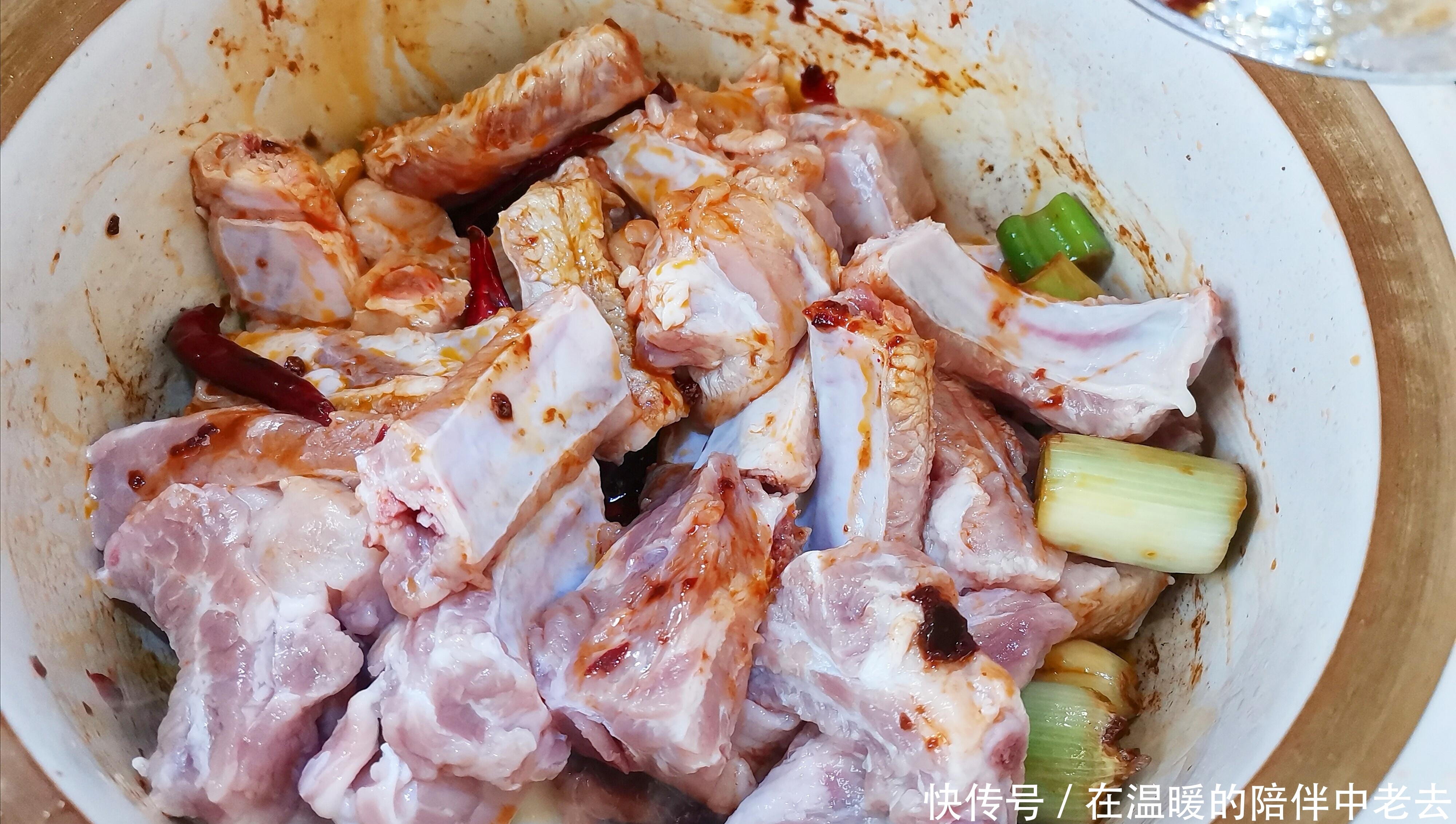 不用去腥炒糖色,只用一罐菠萝啤,就能轻松烧出一锅香排骨