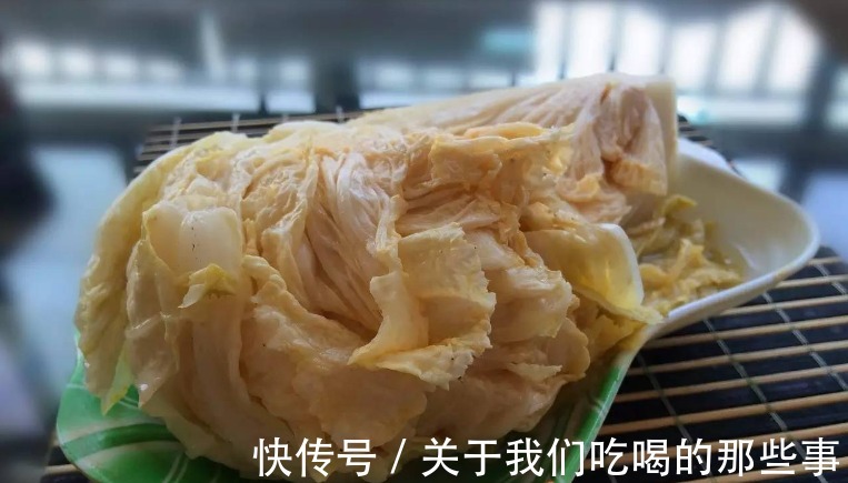 腌酸菜不能只加盐,教你3个技巧,酸菜又酸又脆又香,放1年没问题