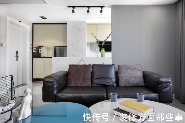 天蓝|115平客餐厅色调以黑白灰为主，加入木棕和天蓝作跳色