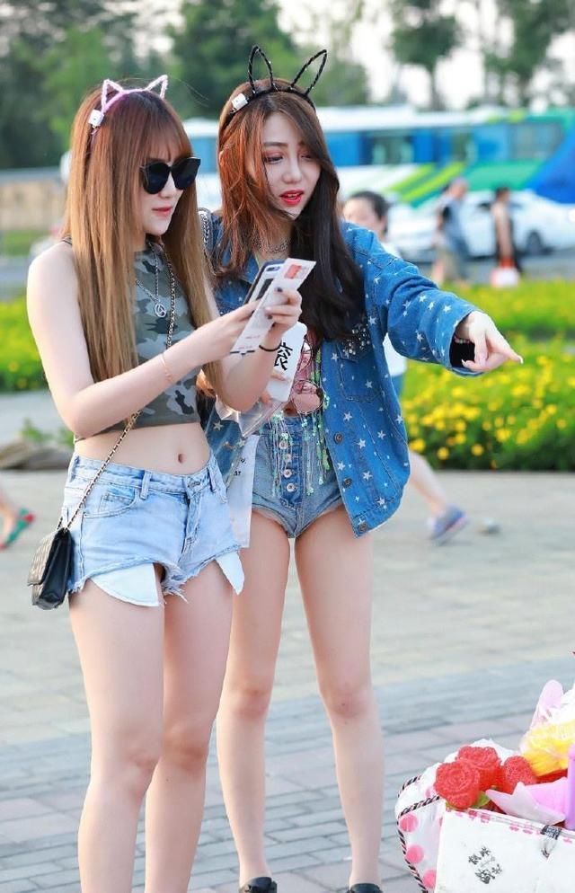 街拍性感姐妹花超赞的身材,你更喜欢哪位呢