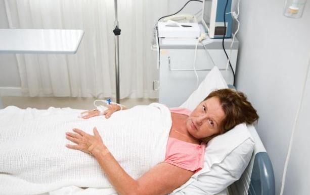 不动手术|43岁的女人胸部里有玉米糊,她后悔得哭了,16年前她不该做此事