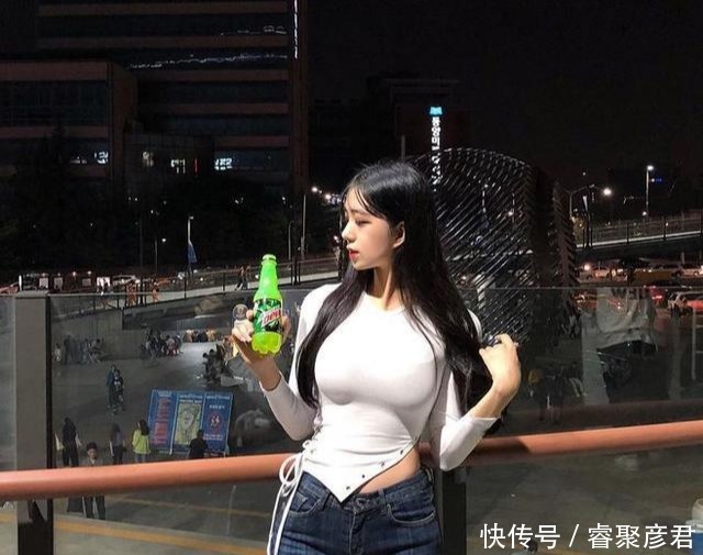 牛仔裤打造干练利落的线条,展现有格调的时尚气质