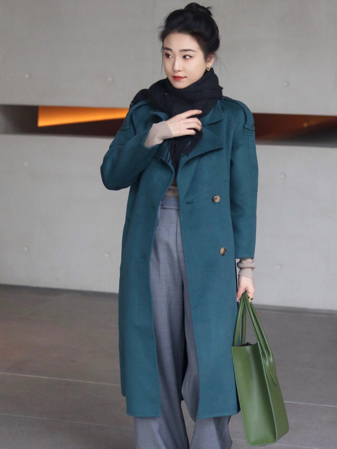 大衣 这个冬天一定要做好保暖工作,棕色羽绒服+直筒牛仔裤,休闲又百搭!