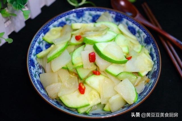 土豆别再炒土豆丝了，这种做法才是孩子最爱的，炒一盘都不够吃