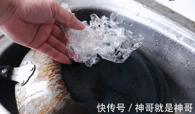 把塑料瓶剪成细丝状，解决了家家户户的大难题，省钱又实用